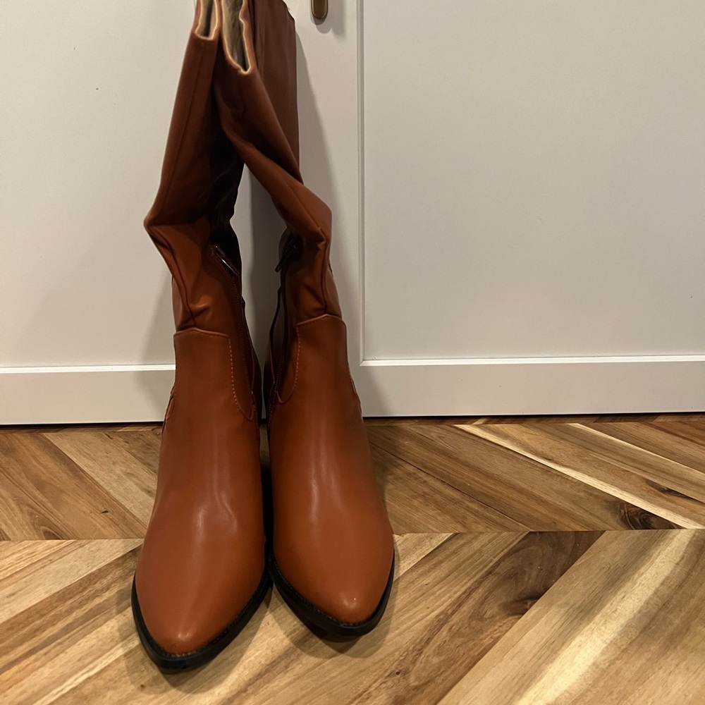 NIB Chase and Chloe 8.5 almond toe boots in brown
